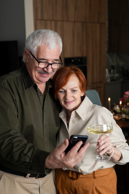 Pareja senior de tiro medio tomando selfie