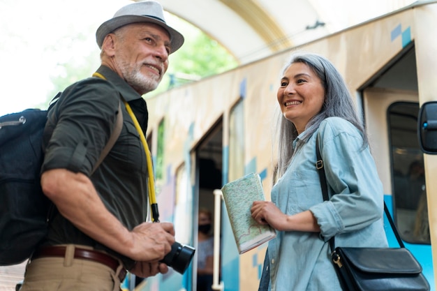 Pareja senior de tiro medio viajando