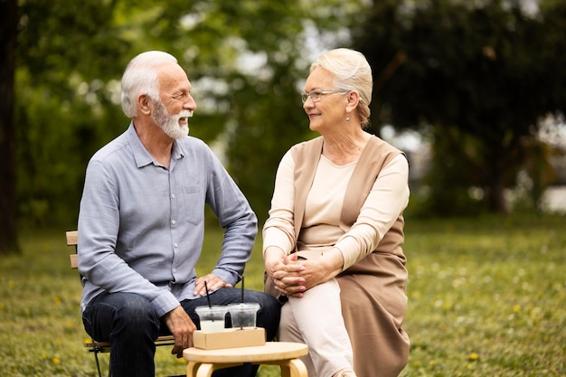 Foto gratuita pareja senior de tiro medio