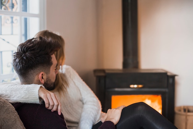 Pareja sentada en un abrazo