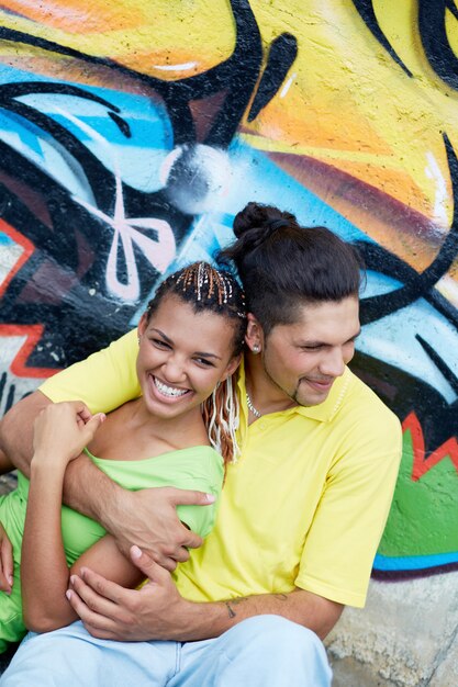 Pareja sentada en la calle