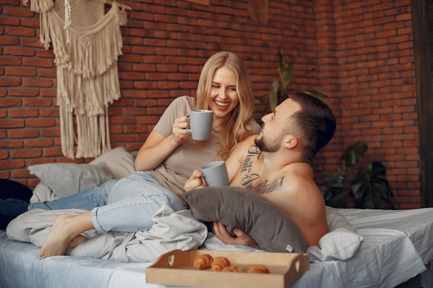 Pareja sentada en una cama en una habitación