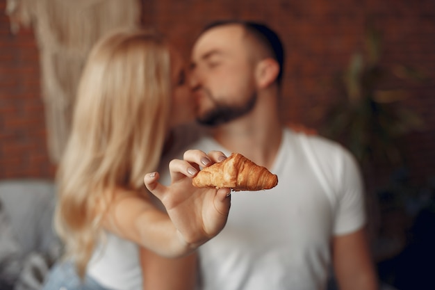 Pareja sentada en una cama en una habitación