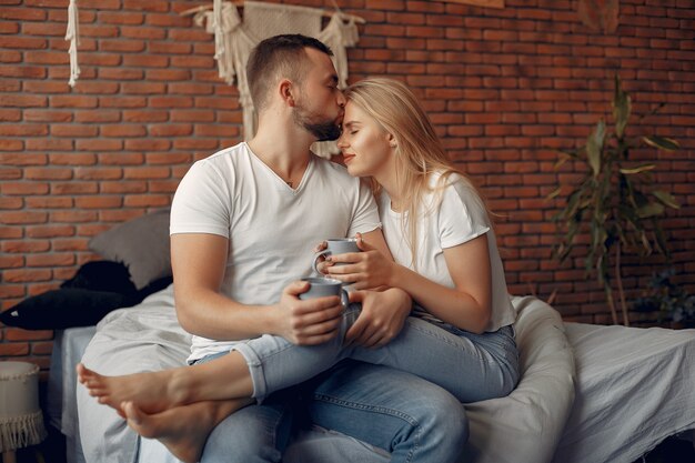 Pareja sentada en una cama en una habitación