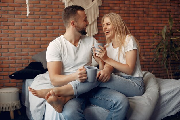 Pareja sentada en una cama en una habitación