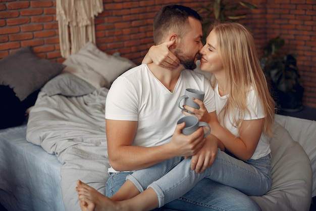 Pareja sentada en una cama en una habitación