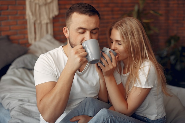 Pareja sentada en una cama en una habitación