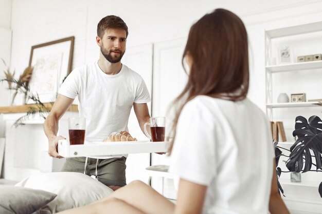 Pareja sentada en una cama en una habitación