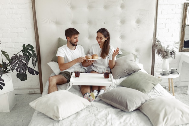 Foto gratuita pareja sentada en una cama en una habitación