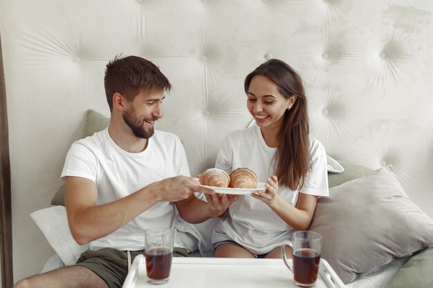 Pareja sentada en una cama en una habitación