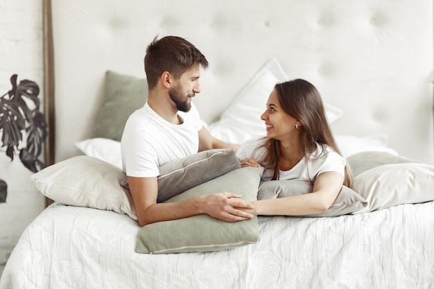 Pareja sentada en una cama en una habitación