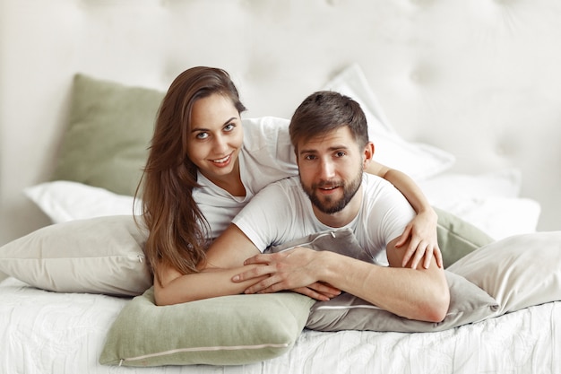 Pareja sentada en una cama en una habitación