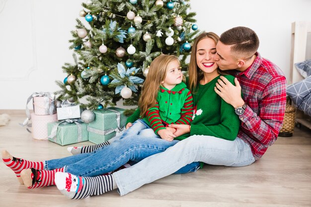 Pareja sentada celebrando navidad juntos