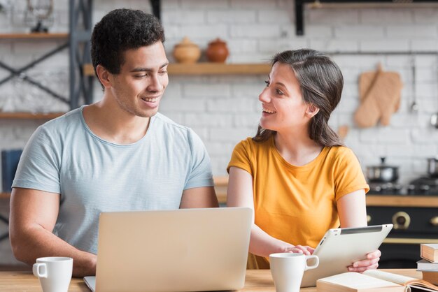 Pareja sentada en la cocina juntos