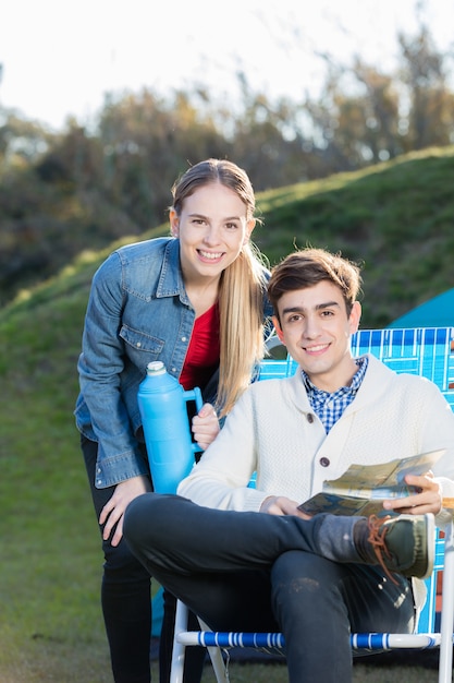 Foto gratuita pareja sentada fuera de la tienda y mirando un mapa