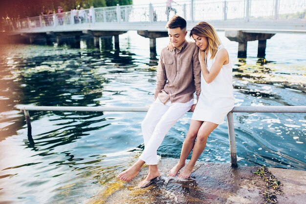 Pareja sentada en el muelle