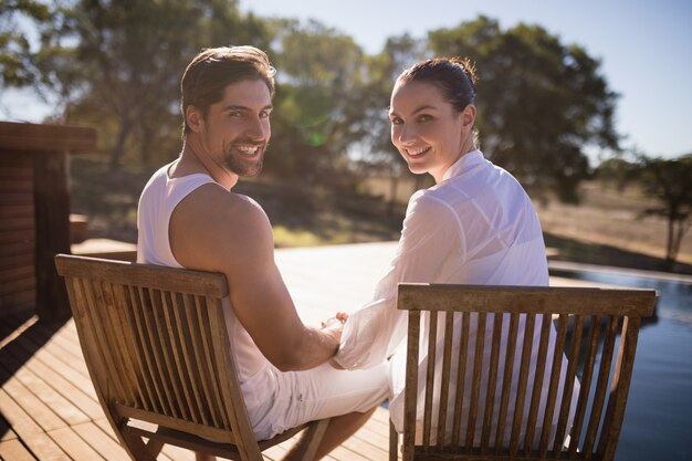 Pareja sentados juntos en una silla en vacaciones de safari