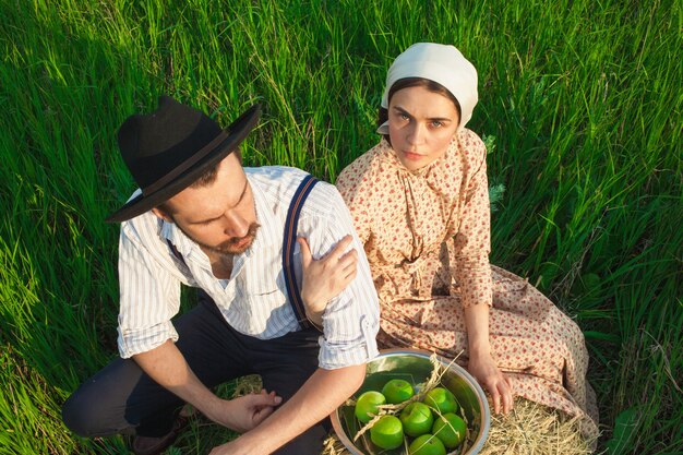 Pareja, sentar césped, con, cesta de manzana