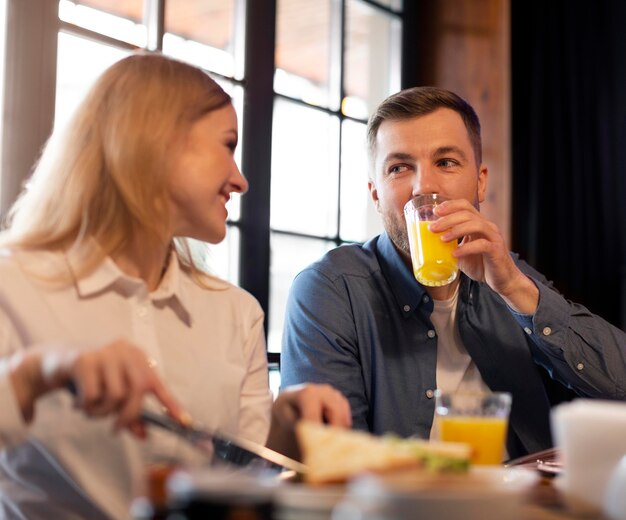 Pareja, sentar mesa, con, comida