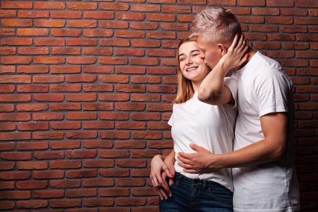 Pareja siendo adorable con espacio de copia