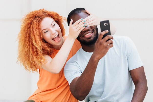 Pareja siendo juguetona mientras toma un selfie