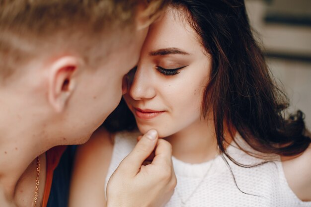 La pareja se sienta uno al lado del otro y abraza