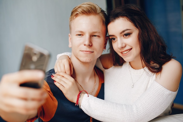 La pareja se sienta uno al lado del otro y abraza