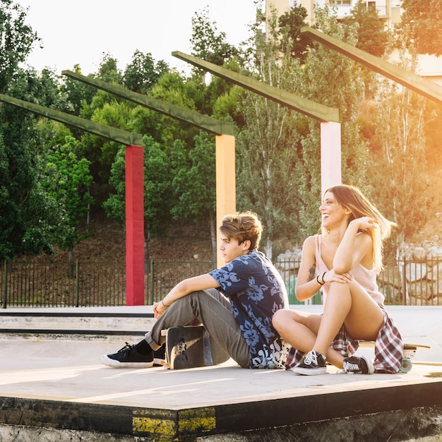 Foto gratuita pareja skater en entorno urbano