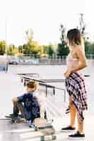 Foto gratuita pareja skater joven