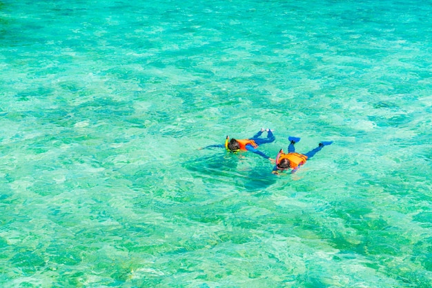 Pareja snorkeling en la isla tropical de Maldivas.