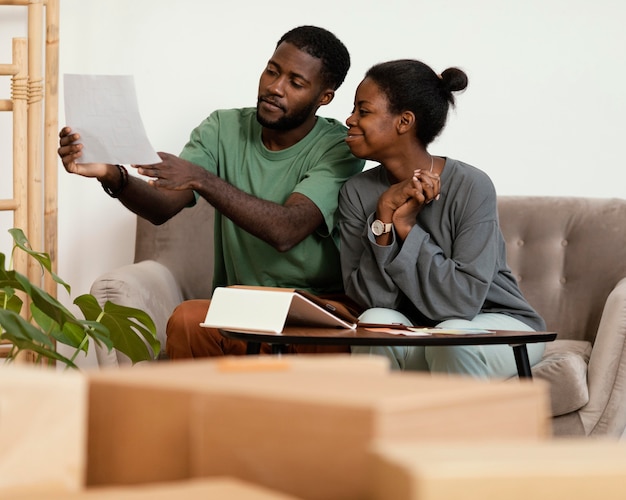 Pareja en el sofá haciendo un plan para redecorar la casa