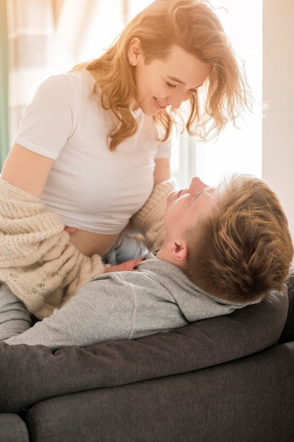 Pareja en el sofá jugando