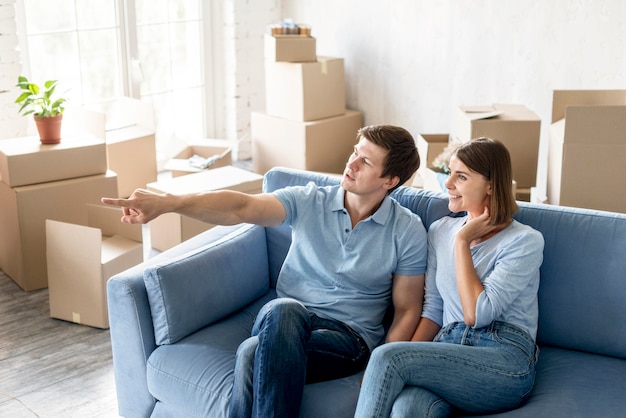 Pareja en el sofá preparándose para mudarse