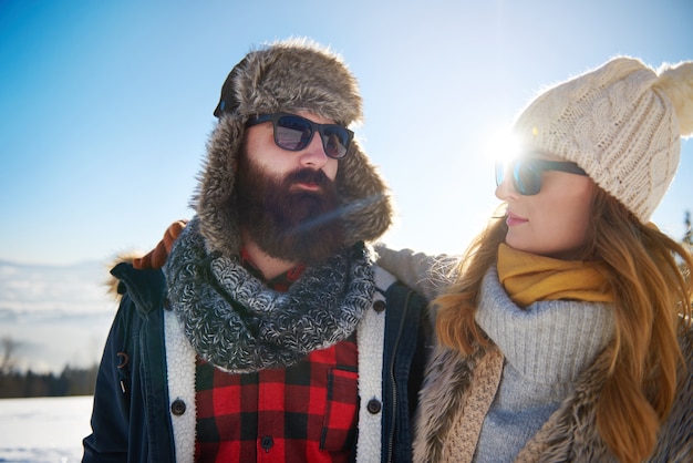 Foto gratuita pareja y sol brillante detrás de ellos