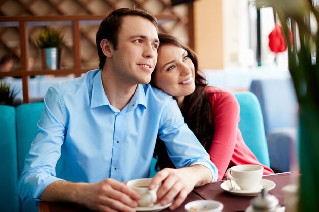 Pareja soñando con su nueva casa