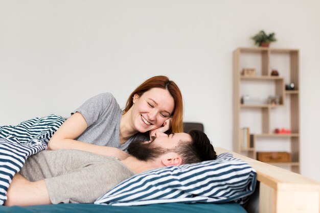 Pareja sonriendo el uno al otro y estantes borrosos