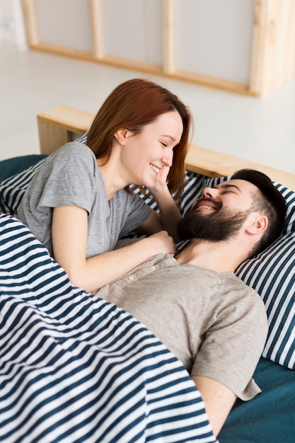 Pareja sonriendo el uno al otro