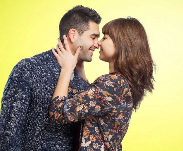 Pareja sonriendo apunto de besarse