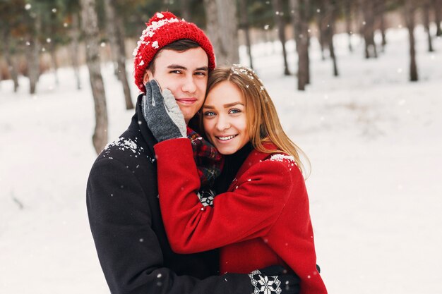 Pareja sonriendo en un día nevado