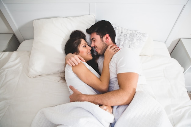 Pareja sonriendo y mirándose a la cara