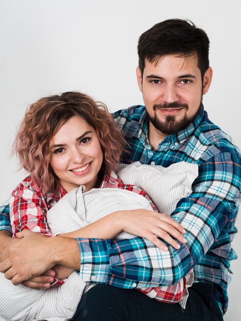 Pareja sonriendo y posando para el día de San Valentín