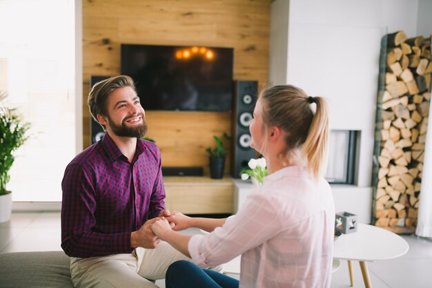 Pareja sonriendo y tomados de la mano