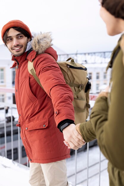 Pareja sonriendo y viajando en tren