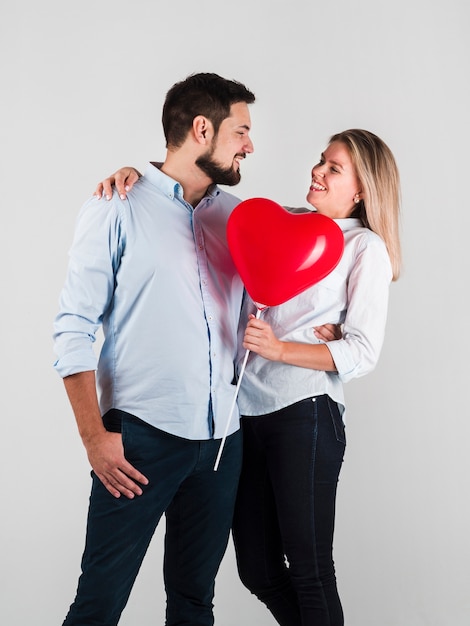 Pareja sonriente abrazada para San Valentín