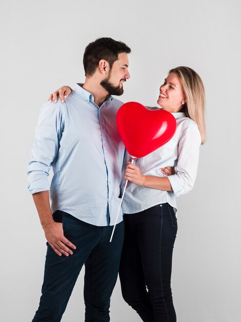 Pareja sonriente abrazada para San Valentín