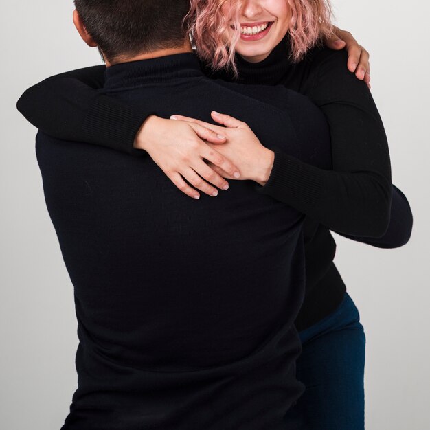 Pareja sonriente abrazada para San Valentín