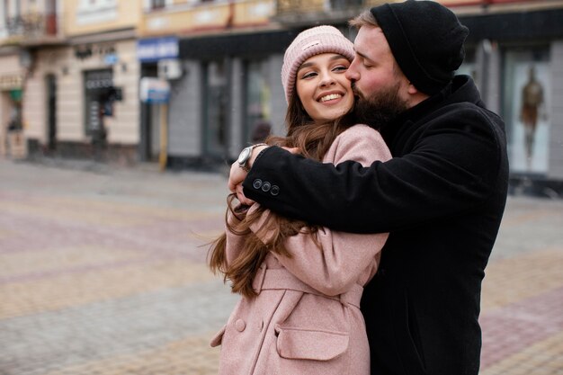 Pareja sonriente, abrazar