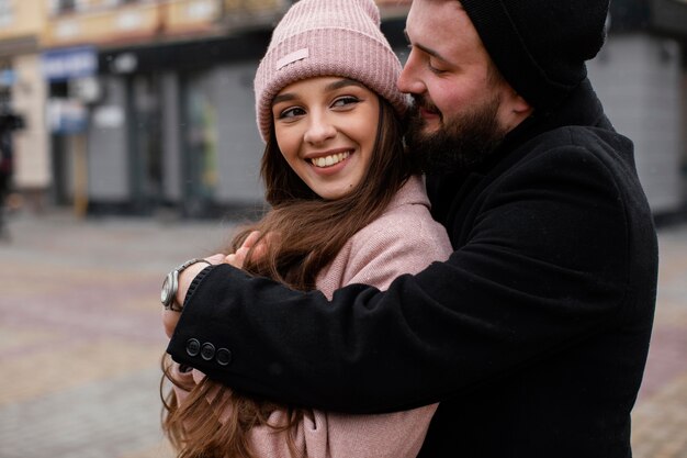 Pareja sonriente, abrazar