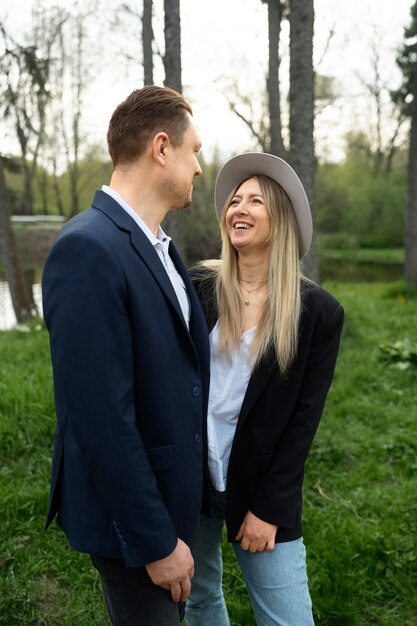 Pareja sonriente al aire libre tiro medio