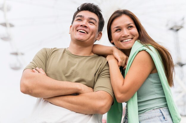 Pareja sonriente al aire libre